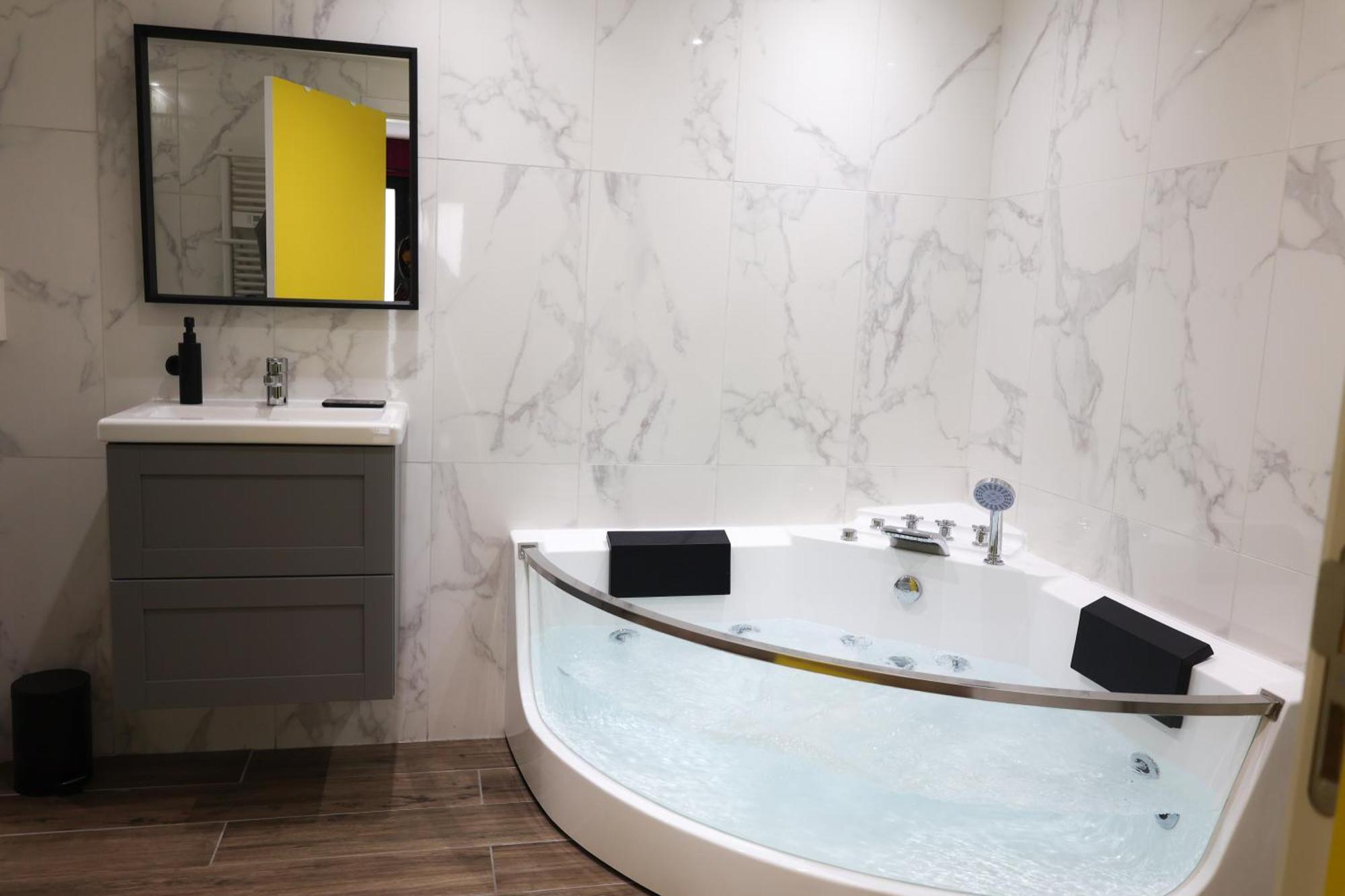 Capsule Groovy-Jacuzzi-Sauna-Billard-Netflix- Nintendo Switch & Jeux Монс Екстер'єр фото